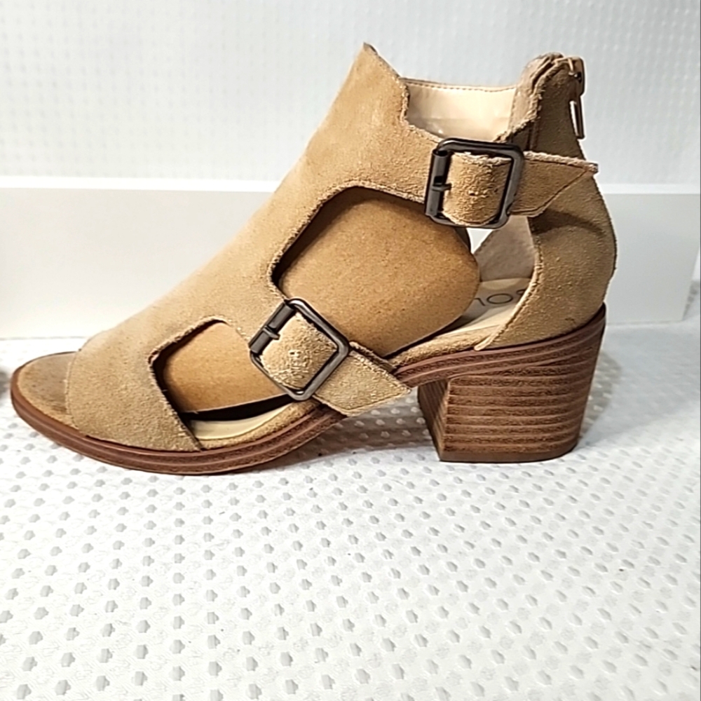 sz 6M Womens Beige Suede Sandals Opentoe Stacked Heel Metal Buckles Sole Society